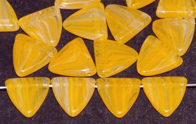 Glasperlen Dreiecke Mischglas gelb marmoriert, hergestellt in Gablonz Tschechien