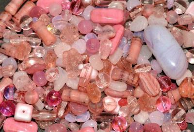 Glasperlen Mix in rosa Tönen, 500 bis 1000 St. in verschiedenen Größen und Formen. Menge je nach Zusammensetzung der Mischung. Hergestellt in Gablonz / Tschechien