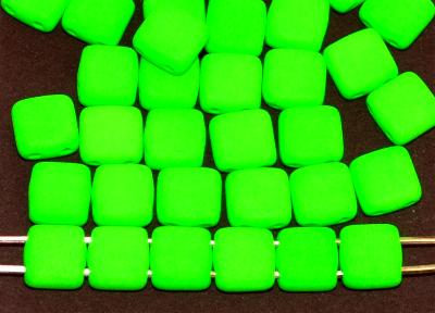 Glasperlen mit zwei Löchern, Twin Hole Beads neon grün opak, hergestellt in Gablonz / Tschechien