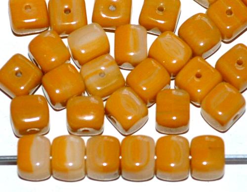 Glasperlen Würfel
 hellbraun opak,
 hergestellt in Gablonz / Tschechien