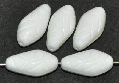 Glasperlen Knospen  weiß opak, hergestellt in Gablonz / Tschechien 
