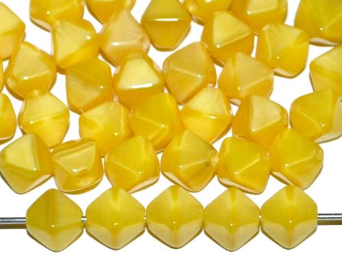 Glasperlen Doppelpyramide vierkantig  gelb opak, hergestellt in Gablonz / Tschechien
