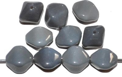 Glasperlen Doppelpyramide,
 Alabasterglas grau,
 hergestellt in Gablonz / Tschechien