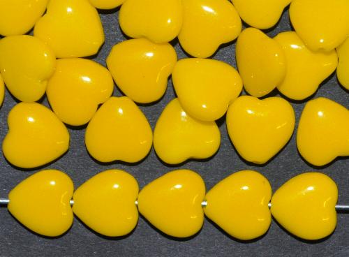 Glasperlen Herzen 
 gelb opak,
 hergestellt in Gablonz / Tschechien
 