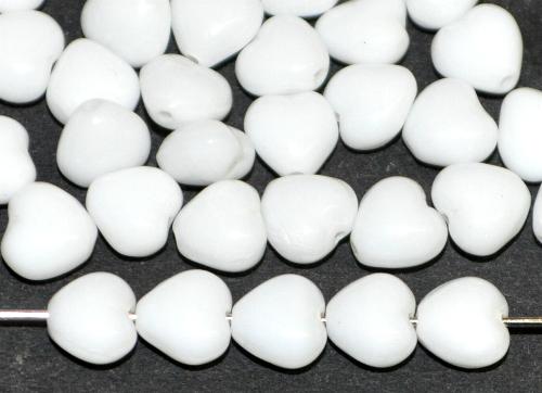 Glasperlen Herzen weiß opak, hergestellt in Gablonz / Tschechien