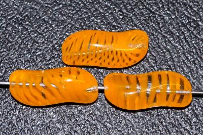 Glasperlen Nuggets, Mischglas orangegelb kristall gestreift, hergestellt in Gablonz / Tschechien