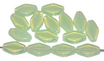 Glasperlen rautenform,
 Opalglas grüngelb,
 hergestellt in Gablonz / Tschechien