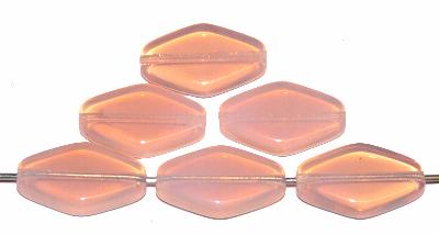 Glasperlen rautenform, Opalglas rosa, hergestellt in Gablonz / Tschechien