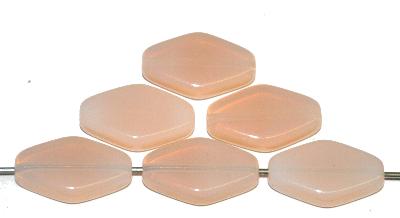 Glasperlen rautenform, Opalglas apricot, hergestellt in Gablonz / Tschechien