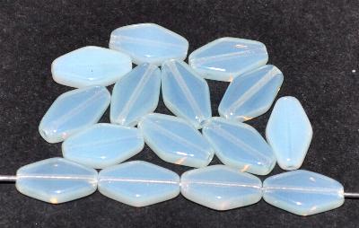 Glasperlen rautenform,
 Opalglas moonstone,
 hergestellt in Gablonz / Tschechien