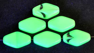 Glasperlen rautenform, Uranglas, leuchten unter Schwarzlicht grünlich, hergestellt in Gablonz / Tschechien