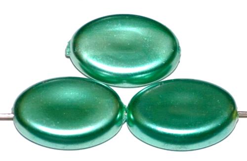 Glasperlen flache Oliven mit Wachsüberzug, grün, hergestellt um 1970 in Gablonz / Tschechien
