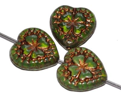 vintage style Glasperlen Herzen mit eingeprägtem Kleeblatt,
 Opalglas grün mit antik bronze finish,
 nach alten Vorlagen aus den 1920 Jahren in Gablonz / Tschechien neu gefertigt