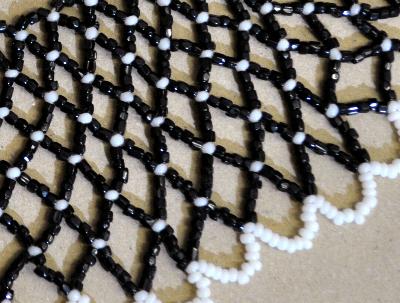 wunderschön in Netztechnik gearbeiteter Perlenkragen, im 2. Viertel des vergangenen Jahrhunderts in Gablonz/Böhmen hergestellt