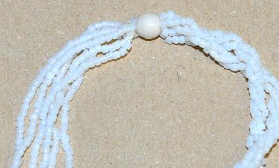 handgearbeiteter Perlenkette, gefertigt aus Rocailles Opalglas weiß Gr.13/0 = 1,8mm, hergestellt in Gablonz/Böhmen um 1930/40.
