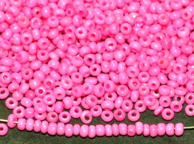 Rocailles um 1930 in Böhmen hergestellt
 dyed chalk pink