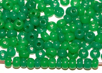 Rocailles um 1920 in Gablonz/Böhmen von der Firma RIEDEL hergestellt greasy green