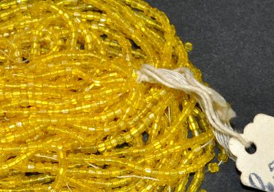 2-cut Beads in den 1930/40 Jahren in Gablonz/Böhmen hergestellt Uranglas gelb, leuchtet orange unter Schwarzlicht