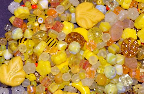 Glasperlen Mix in Gelbtönen 500 bis 1000 Glasperlen in verschiedensten Formen. Menge je nach Zusammensetzung der Mischung, hergestellt in Gablonz / Tschechien 