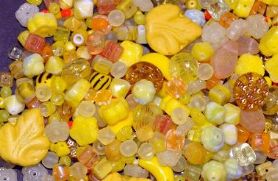 Glasperlen Mix in gelb Tönen, 500 bis 1000 St. in verschiedenen Größen und Formen. Menge je nach Zusammensetzung der Mischung. Hergestellt in Gablonz / Tschechien