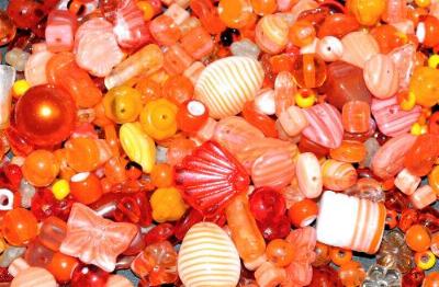 Glasperlen Mix in orange Tönen, 500 bis 1000 St. in verschiedenen Größen und Formen. Menge je nach Zusammensetzung der Mischung. Hergestellt in Gablonz / Tschechien