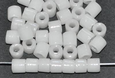 Glasperlen tilt-beads (Prosserbeads)
 Alabasterglas weiß,
 in den 1920/30 Jahren in Gablonz/Böhmen
 hergestellt