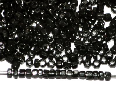 Glasperlen / 2-cut Beads
 in den 1920/30 Jahren in Gablonz/Böhmen hergestellt,
 schwarz
