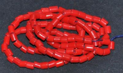 Glasperlen Tildbeads in den 1920/30 Jahren in Gablonz/Böhmen hergestellt,
 2-cut rot opak