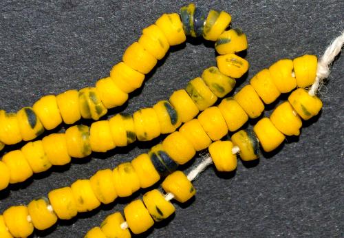 Glasperlen gelb blau  (Kakamba Beads) in den 1920/30 Jahren in Gablonz/Böhmen, für den Afrikahandel hergestellt