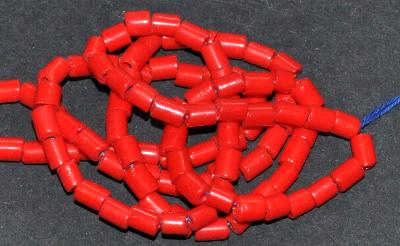 Glasperlen Tildbeads in den 1920/30 Jahren in Gablonz/Böhmen hergestellt,
 2-cut rot opak