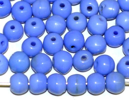 Glasperlen rund, 
 hellblau opak, 
 in der Zeit von 1920 bis 1950 in Gablonz/Böhmen 
 hergestellt