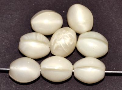 Glasperlen Oliven, 1920/30 in Gablonz/Böhmen hergestellt, Perlettglas naturweiß