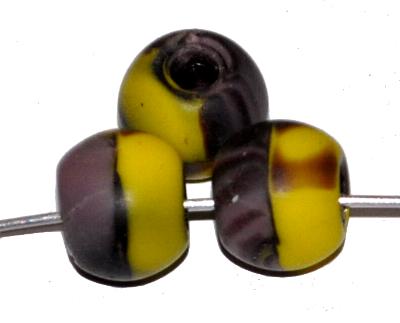 Glasperlen rund mit großem Loch,
 1920/30 in Gablonz/Böhmen hergestellt,
 gelb violett mattiert