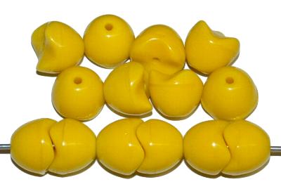 Glasperlen ineinandergreifend, gelb opak, fügen sich zu einer Olive zusammen , 1920/30 in Gablonz/Böhmen hergestellt 
