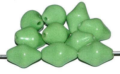 Glasperlen Nuggets,
 1920/30 in Gablonz/Böhmen hergestellt,
 hellgrün opak
