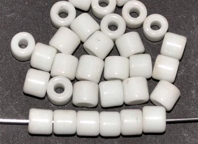 Glasperlen tilt-beads (Prosserbeads)
 kreideweiß opak,
 in den 1920/30 Jahren in Gablonz/Böhmen
 hergestellt