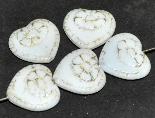 Glasperlen Herzen,
 weiß opak geprägt mit Blütenornament,
 in der Zeit von 1920 bis 1930 in Gablonz/Böhmen
 hergestellt
