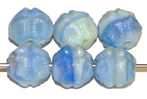 Glasperlen in den 1920/30 Jahren in Gablonz/Böhmen hergestellt,
 Blütendekor, hellblau weiß opak