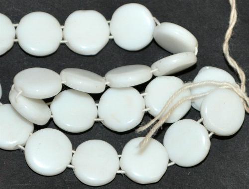 Glasperlen Scheiben mit zwei Löchern,  weiß opak,  hergestellt 1920/30 in Gablonz