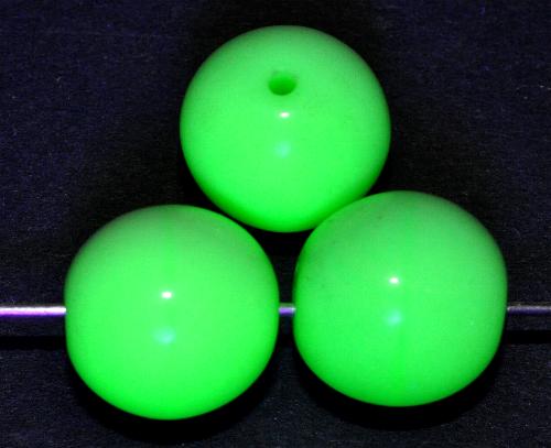 Glasperlen rund  hellgrün opak Uranglas,  in den 1920/30 Jahren in Gablonz/Böhmen hergestellt