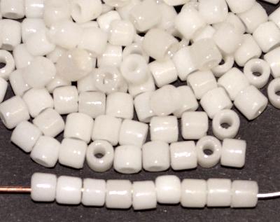Glasperlen / Tilt Beads, in den 1920/30 Jahren in Gablonz/Böhmen hergestellt, Alabasterglas milkywithe