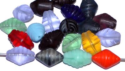 Glasperlen Doppelkegel,
 Farbmix / frostet,
 hergestellt in Gablonz / Tschechien