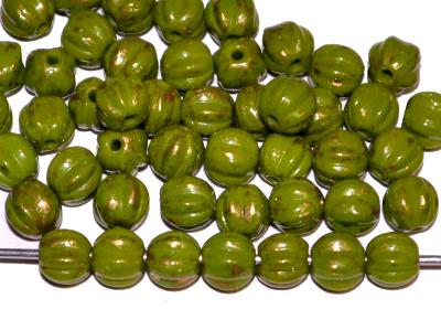 Glasperlen Melonbeads
 oliv opak mit metallic lüster,
 hergestellt in Gablonz / Tschechien