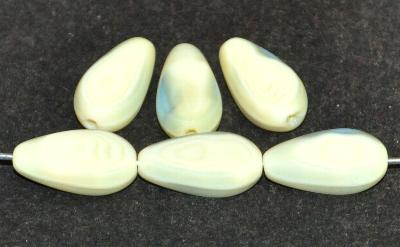 Glasperlen / Table Cut Beads
 geschliffen blassgelb opak
 Rand mattiert (frostet)
 hergestellt in Gablonz / Tschechien