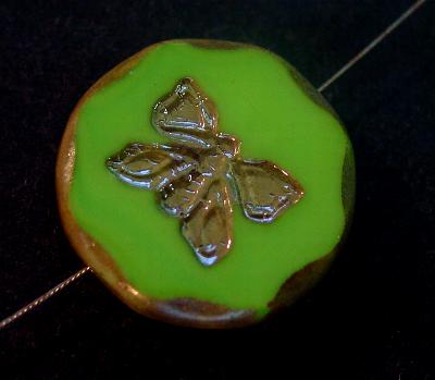 Glasperlen / Table Cut Beads
 hellgrün opak, mit eingeprägtem Schmetterling,
 geschliffen mit burning silver picasso finish