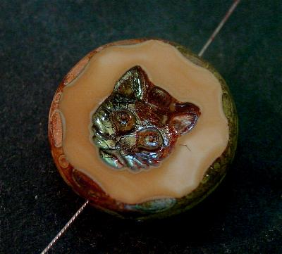Glasperlen / Table Cut Beads
 beigebraun opak mit eingeprägtem Katzenköpfchen,
 geschliffen mit burning silver picasso finish,
 hergestellt in Gablonz / Tschechien
