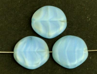 Glasperlen / Table Cut Beads  
 geschliffen, Perlettglas hellblau Rand mattiert,  
 hergestellt in Gablonz / Tschechien