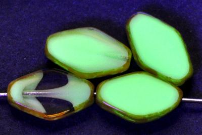 Glasperlen / Table Cut Beads, rautenform, Uranglas, leuchten unter Schwarzlicht grünlich, Rand mit picasso finish, hergestellt in Gablonz / Tschechien