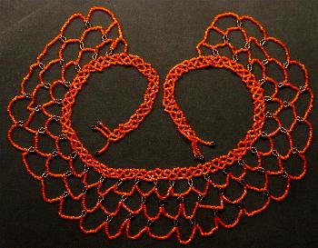 wunderschön in Netztechnik handgearbeiteter Perlenkragen im 2. Viertel des vergangenen Jahrhunderts in Gablonz/Böhmen hergestellt Länge ca. 60 cm