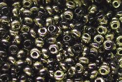 Rocailles von Preciosa Ornela Tschechien,  schwarz / metallic,  eine Hälfte der Perle mit Metallicüberzug